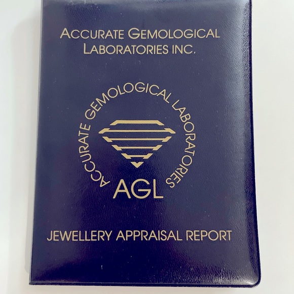 Elegant Emerald, Diamond, and Gold necklace pendant with 14k yellow gold chain. - Picture 3 of 5